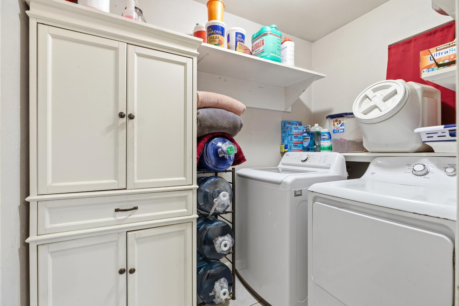 405 East Edison Street Manteca, CA 95336 - Photo 15 of 38 a utility room with dryer and washer
