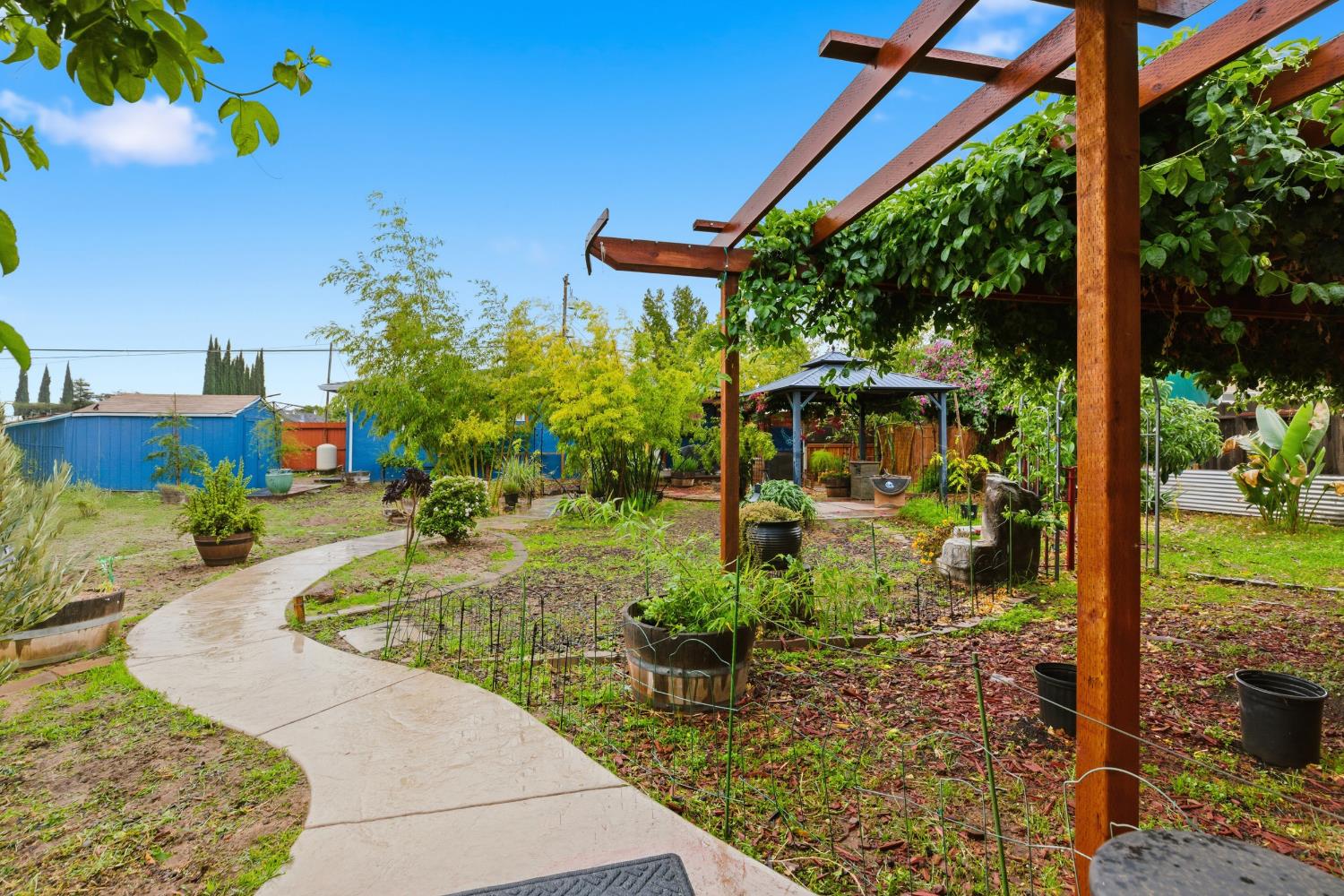 405 East Edison Street Manteca, CA 95336 - Photo 27 of 38 a front view of a house with garden