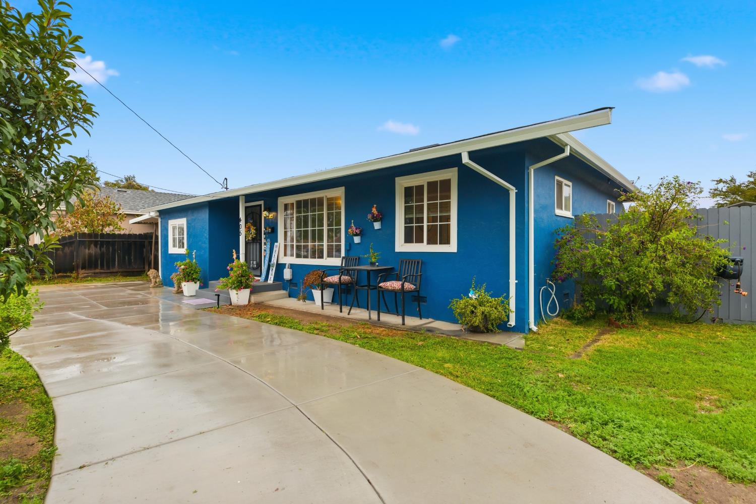 405 East Edison Street Manteca, CA 95336 - Photo 4 of 38 a view of a house with backyard and sitting area
