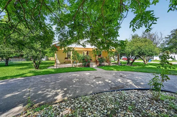 $285,000 | 801 South Hall Street, Ennis, TX 75119