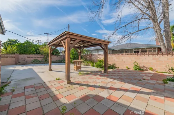 a view of a backyard