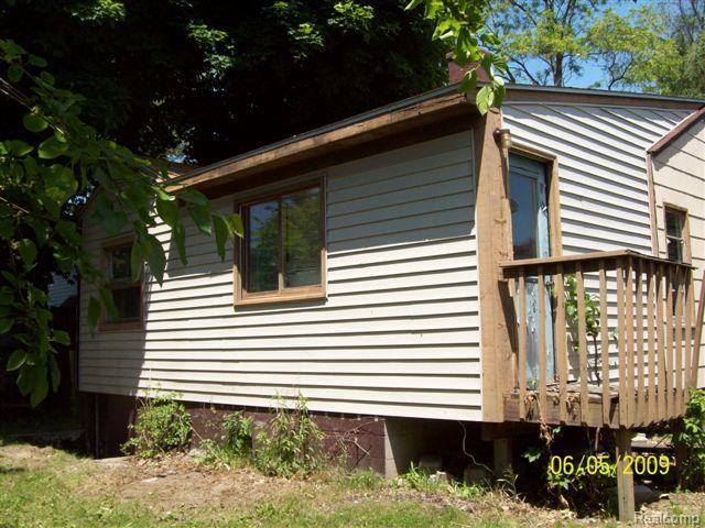 4095 Mapleleaf Road Waterford, MI 48328 - Photo 8 of 8 back
