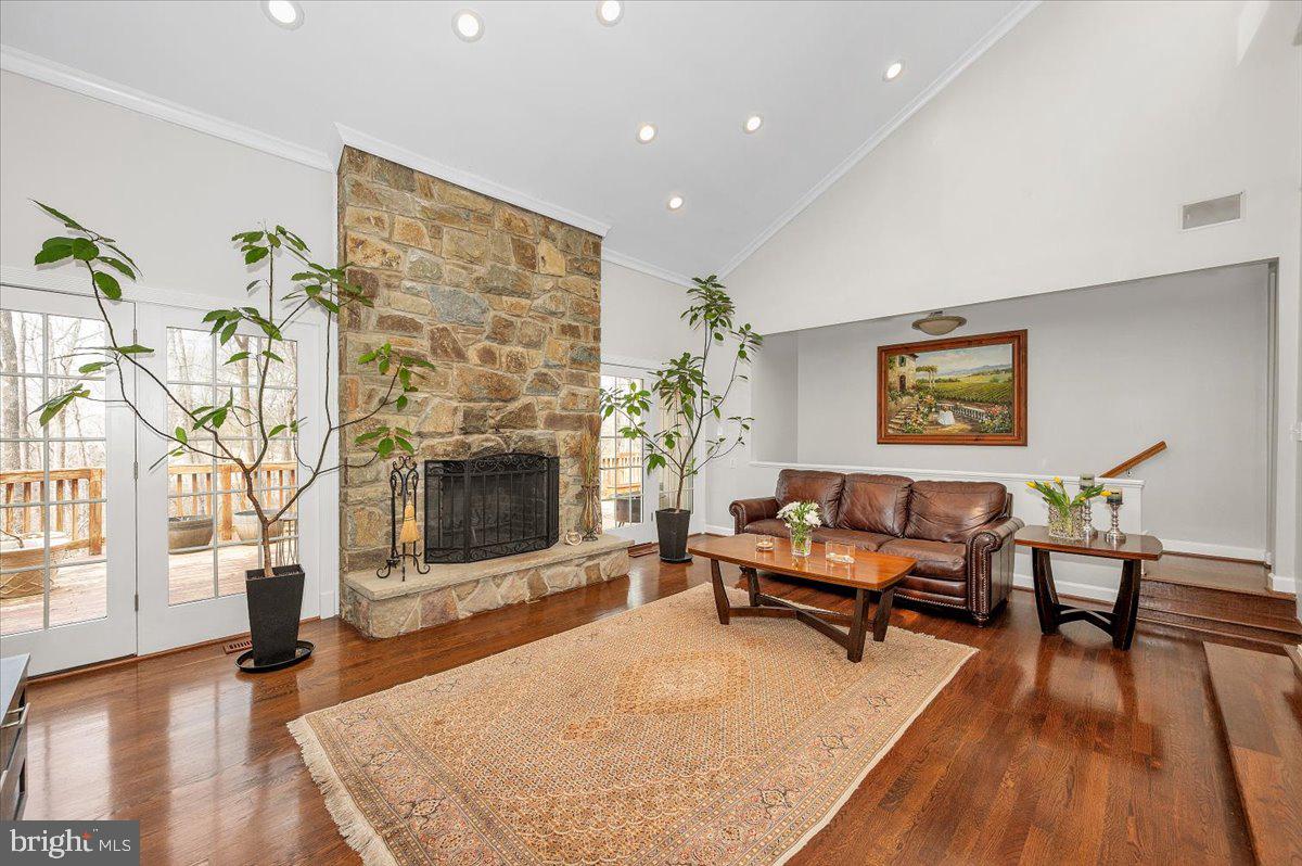 10101 Lloyd Road Potomac, MD 20854 - Photo 13 of 65 Living room