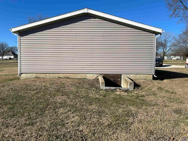 $89,900 | 410 East Grand Avenue, Hartford, KS 66854