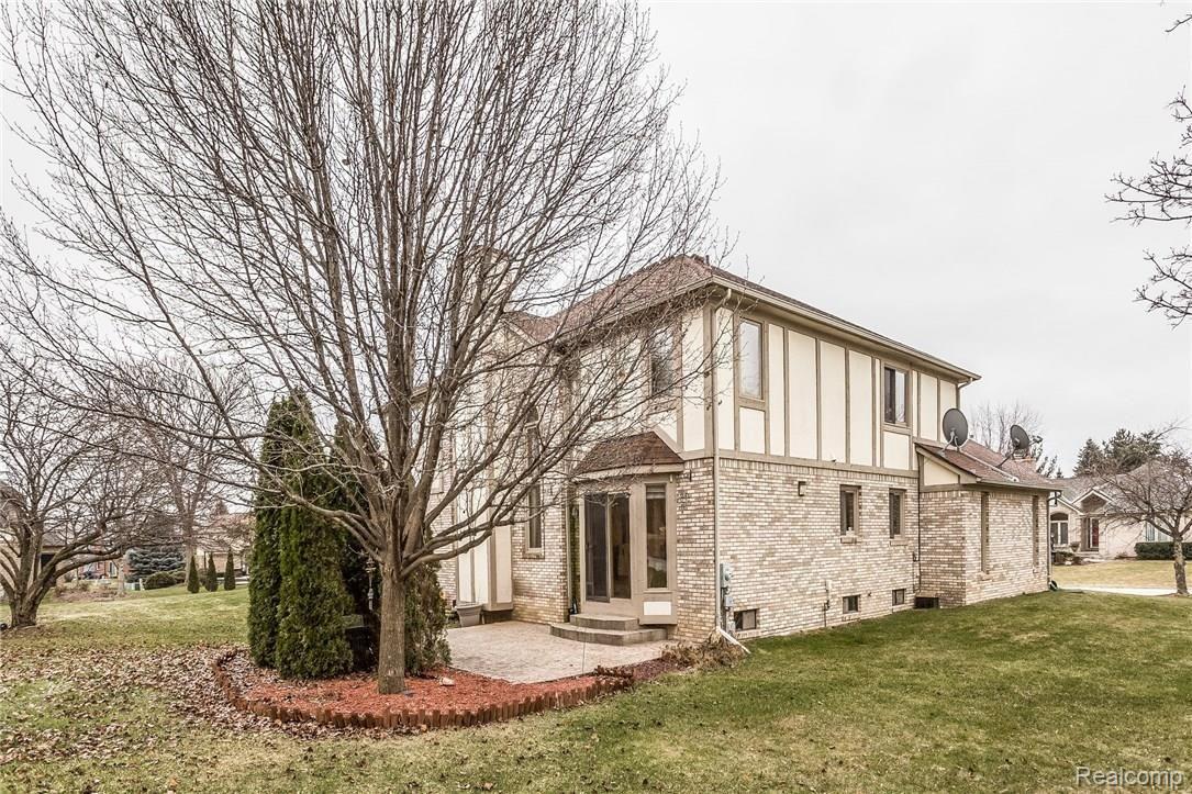 175 Bellshire Lane Rochester, MI 48307 - Photo 34 of 38 047-Rear_View-3646727-medium.jpg