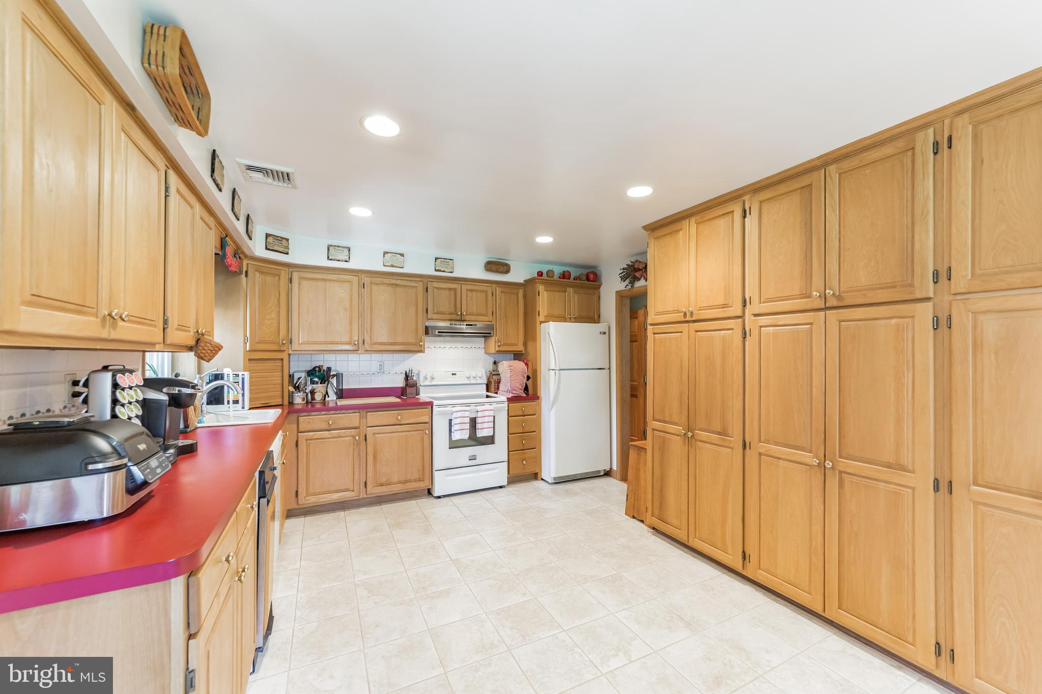 1335 Melvin Road Phoenixville, PA 19460 - Photo 7 of 38 Floor to Ceiling Oak Cabinets
