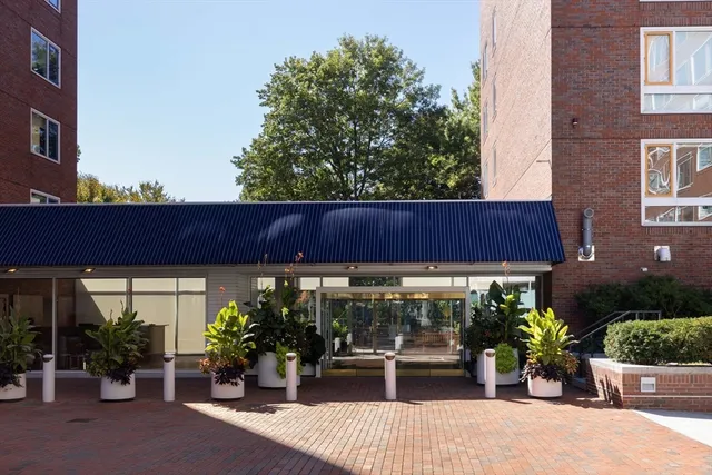$3,000,000 | 975 Memorial Drive, Unit 209, Cambridge, MA 02138