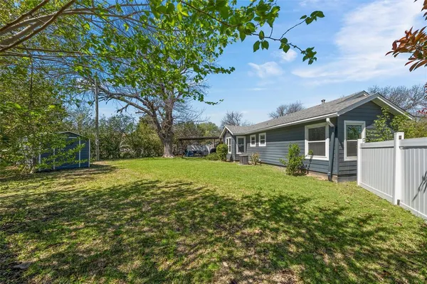 a view of a house with backyard and garden