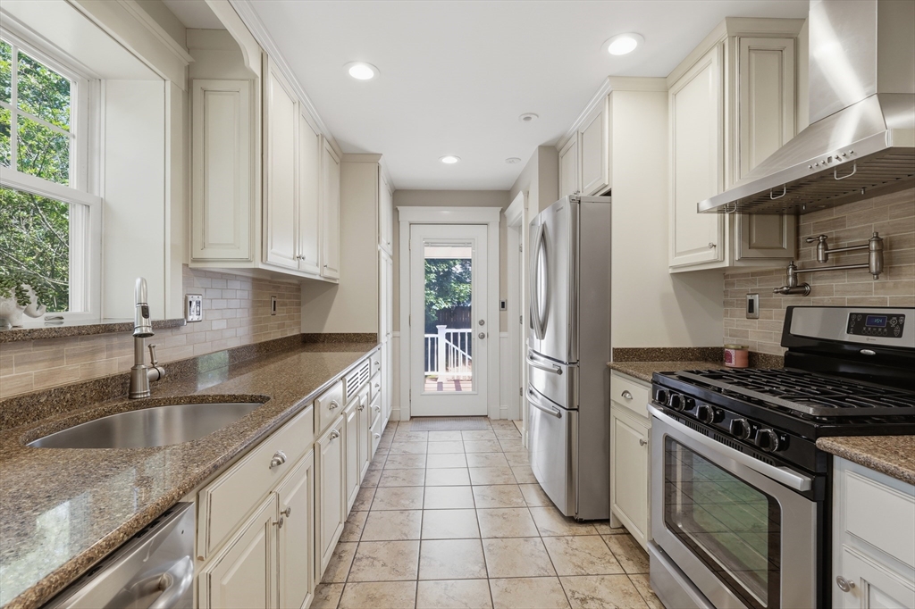6 Findlay Street Wakefield, MA 01880 - Photo 13 of 40