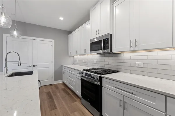 $429,000 | 319 South Glendale Avenue, Unit 303, Barrington, IL 60010