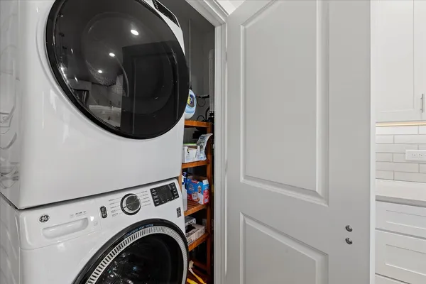 $429,000 | 319 South Glendale Avenue, Unit 303, Barrington, IL 60010