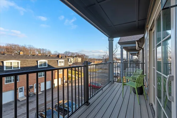 $429,000 | 319 South Glendale Avenue, Unit 303, Barrington, IL 60010