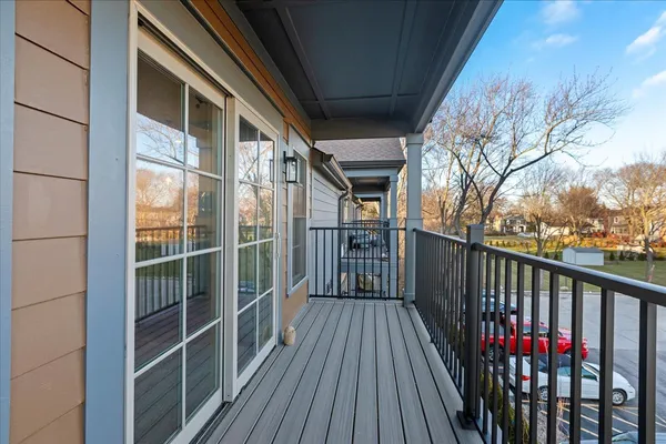 $429,000 | 319 South Glendale Avenue, Unit 303, Barrington, IL 60010