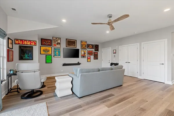 $429,000 | 319 South Glendale Avenue, Unit 303, Barrington, IL 60010