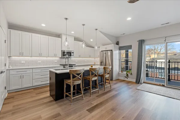 $429,000 | 319 South Glendale Avenue, Unit 303, Barrington, IL 60010