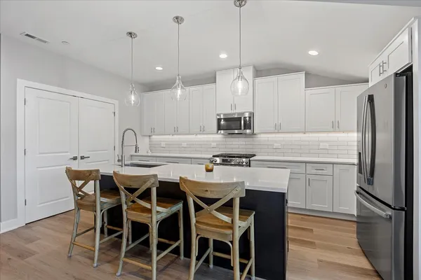 $429,000 | 319 South Glendale Avenue, Unit 303, Barrington, IL 60010