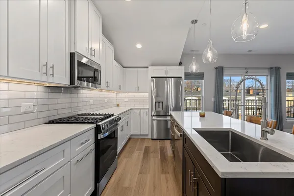 $429,000 | 319 South Glendale Avenue, Unit 303, Barrington, IL 60010