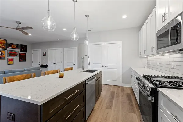 $429,000 | 319 South Glendale Avenue, Unit 303, Barrington, IL 60010