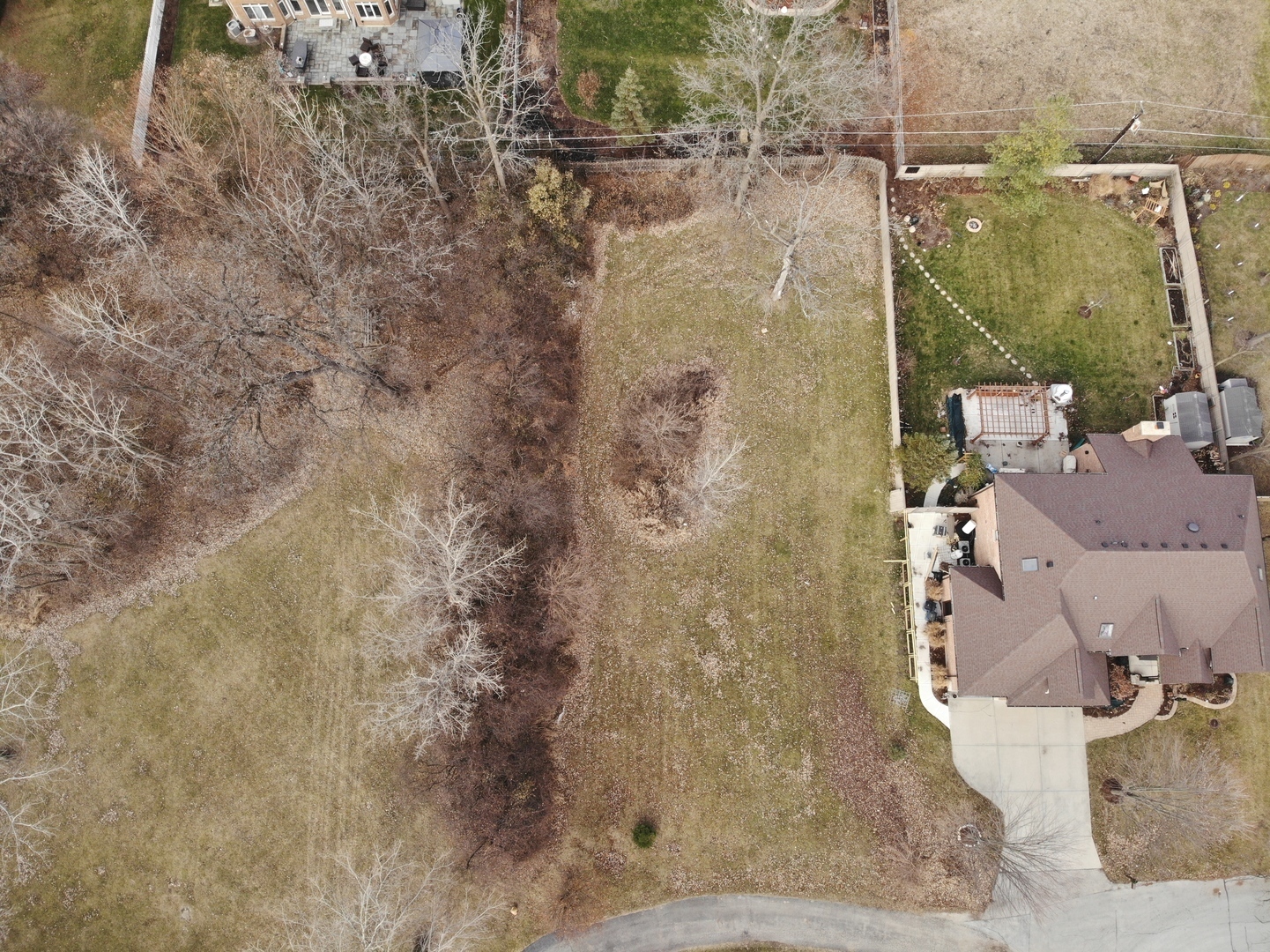 692 White Pine Road Addison, IL 60101 - Photo 2 of 5 a bathroom with a shower