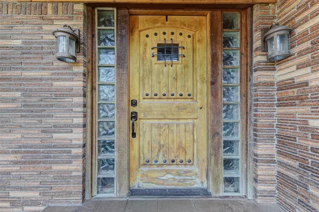a view of a entryway of a building