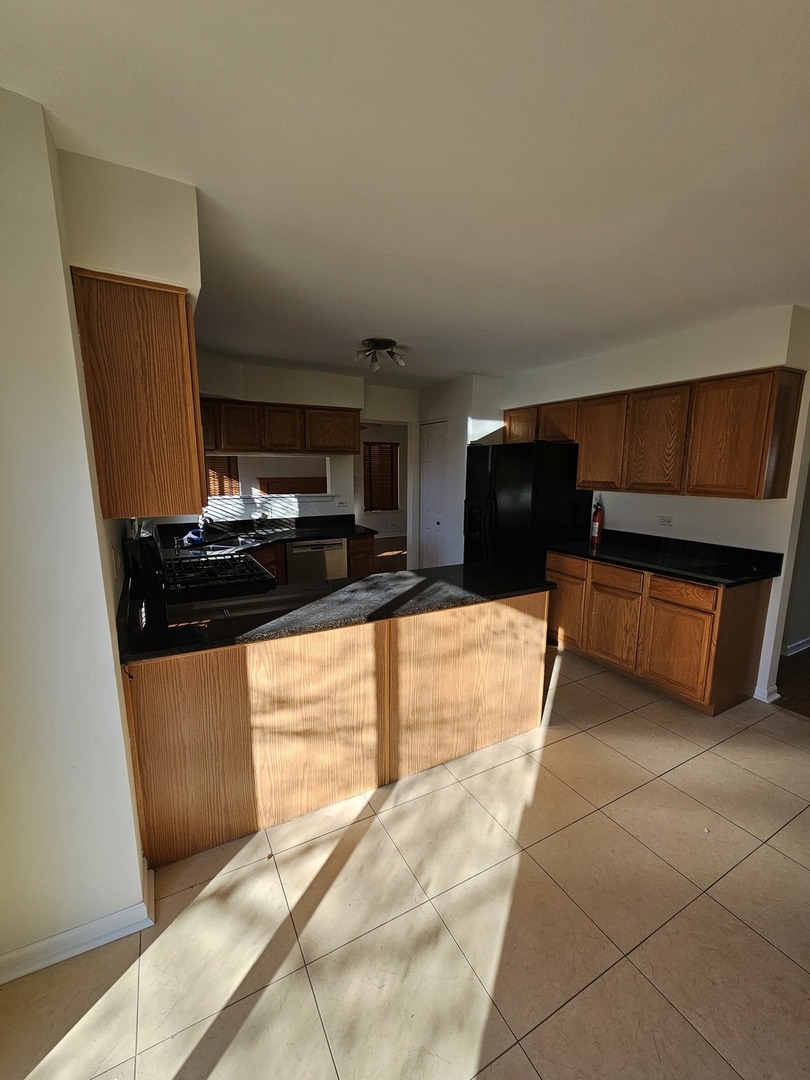 847 Teasel Lane Aurora, IL 60504 - Photo 15 of 46 a kitchen with stainless steel appliances a stove a microwave and a refrigerator