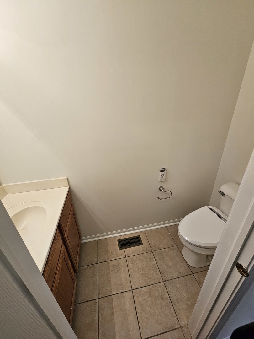 847 Teasel Lane Aurora, IL 60504 - Photo 20 of 46 a bathroom with a sink and toilet