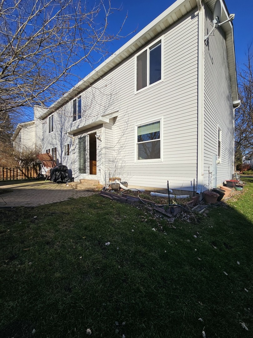 847 Teasel Lane Aurora, IL 60504 - Photo 2 of 46 a backyard of a house with lots of green space