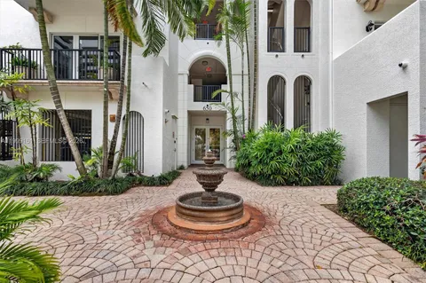 $1,690,000 | 650 Valencia Avenue, Unit 302, Coral Gables, FL 33134