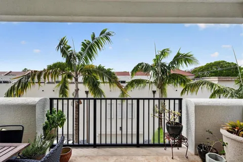 $1,690,000 | 650 Valencia Avenue, Unit 302, Coral Gables, FL 33134