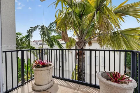 $1,690,000 | 650 Valencia Avenue, Unit 302, Coral Gables, FL 33134