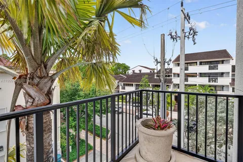 $1,690,000 | 650 Valencia Avenue, Unit 302, Coral Gables, FL 33134