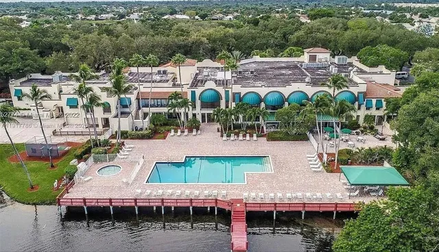 a view of yard in front of house