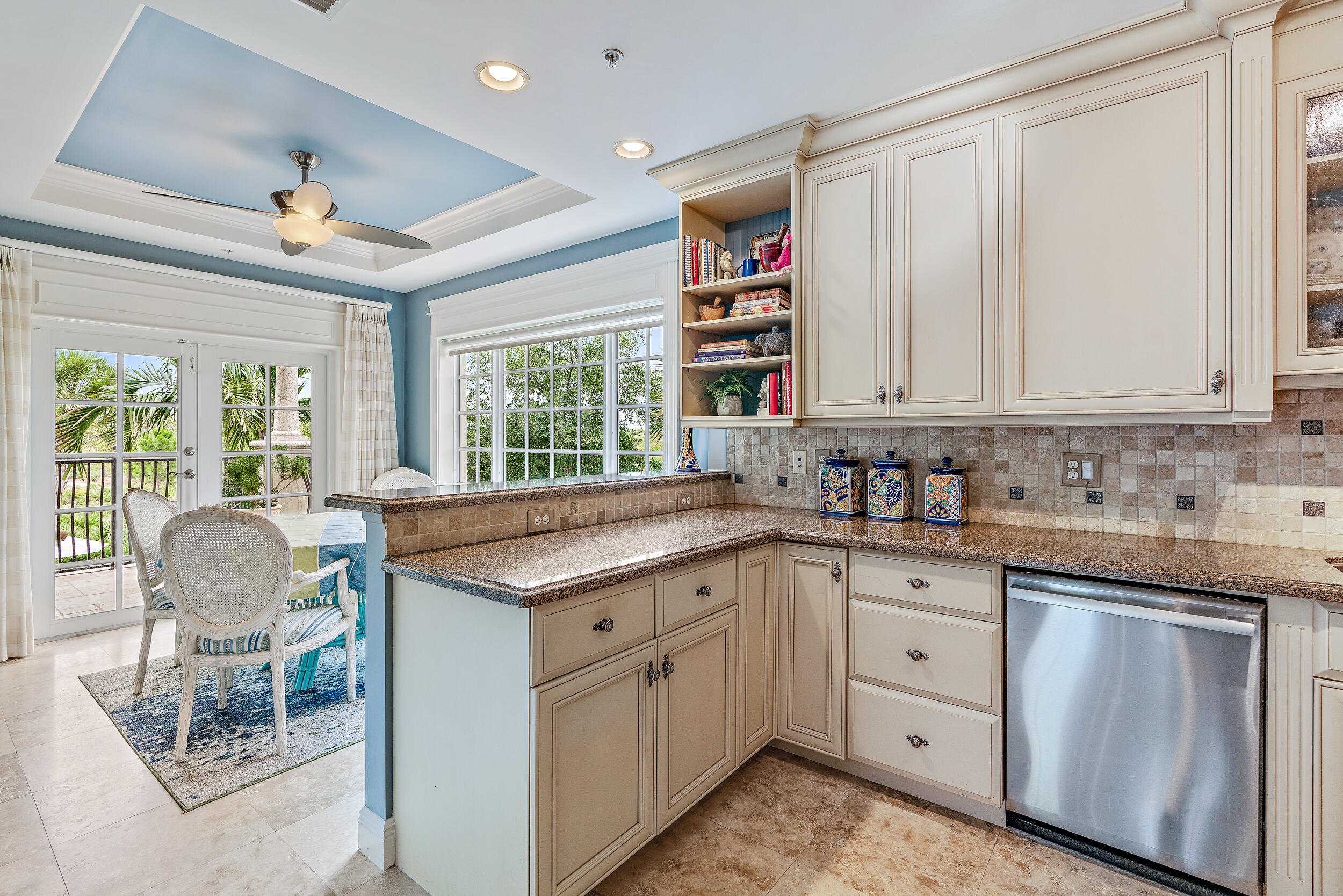 126 Tierra Lane, Unit 4 Jupiter, FL 33477 - Photo 7 of 45 a kitchen that has a sink and a stove in it