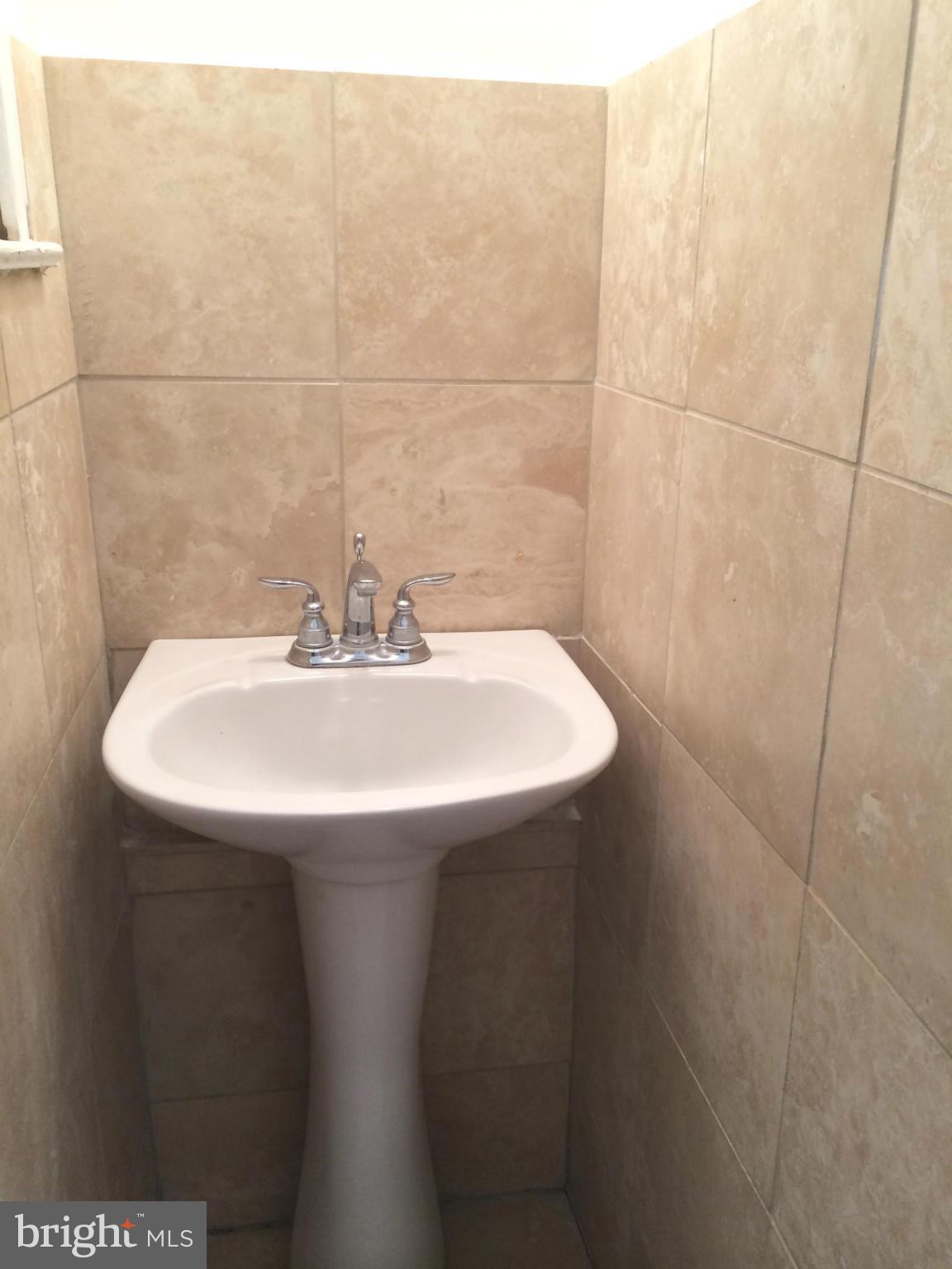1532 Roundhill Road Baltimore, MD 21218 - Photo 14 of 19 Full bath Upper Level