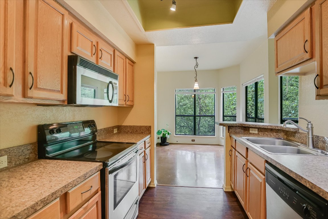 4711 Spicewood Springs Road, Unit 163 Austin, TX 78759 - Photo 5 of 17 a kitchen that has a sink and a stove