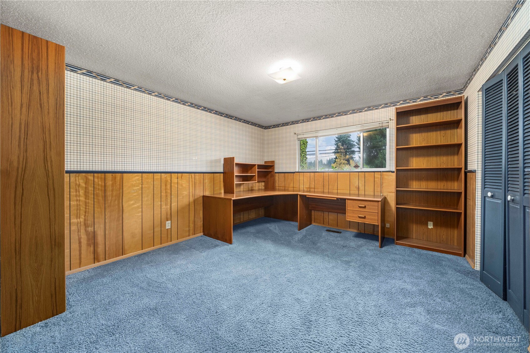 914 Alameda Avenue Fircrest, WA 98466 - Photo 26 of 40 a view of a room with walk in closet