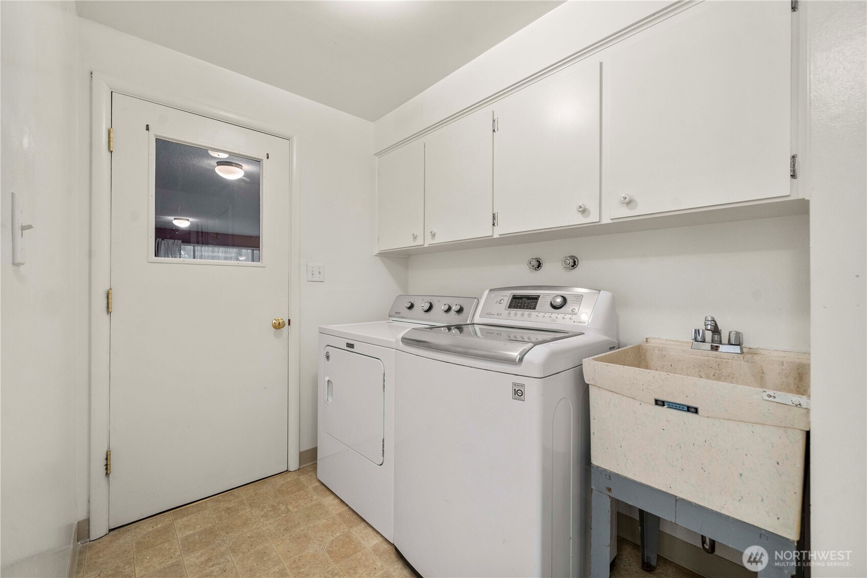 914 Alameda Avenue Fircrest, WA 98466 - Photo 29 of 40 a utility room with dryer and washer