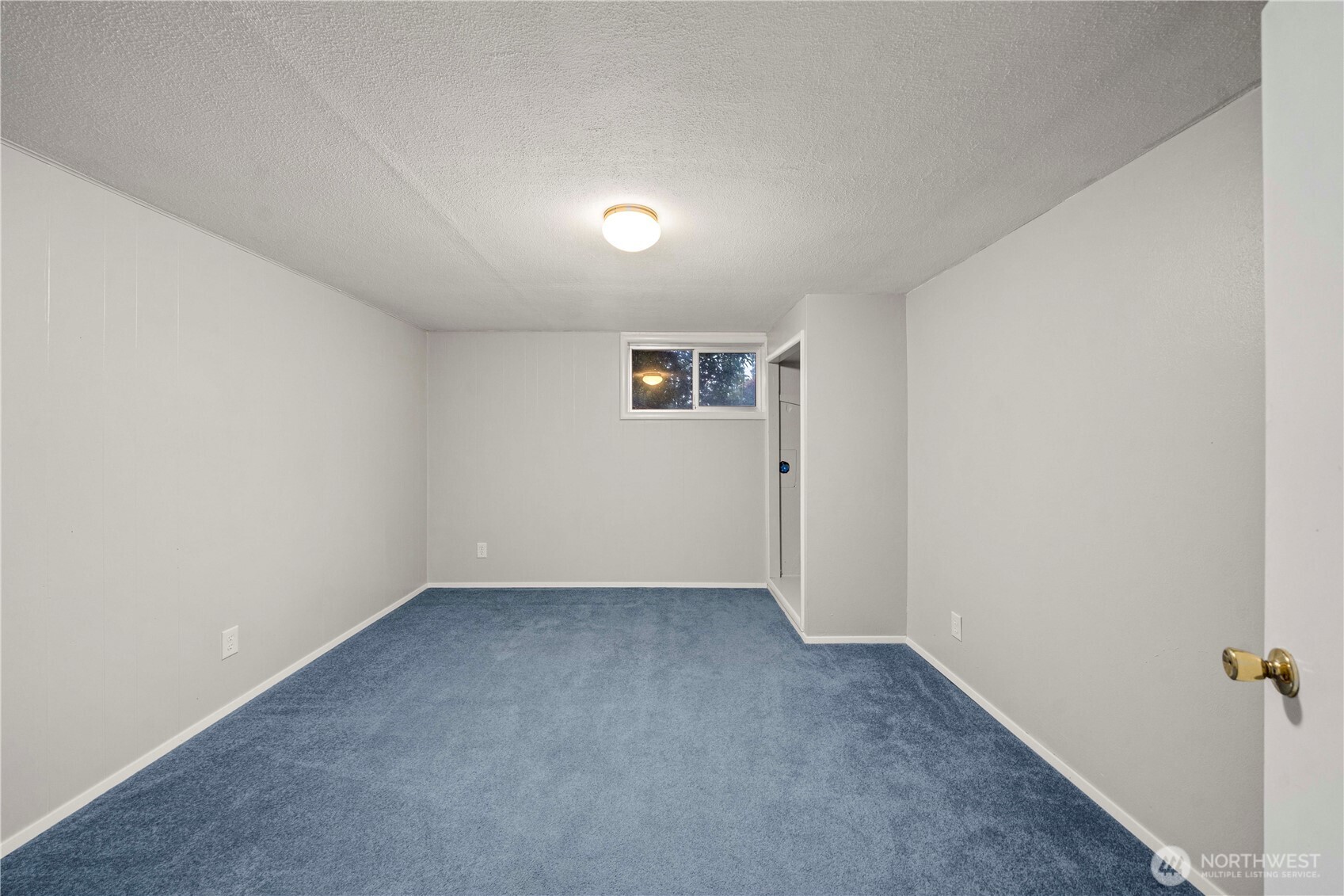 914 Alameda Avenue Fircrest, WA 98466 - Photo 33 of 40 an empty room with a empty space and windows