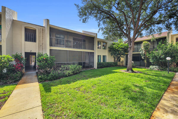 150 Pineview Road, Unit J6 Jupiter, FL 33469 - Photo 27 of 27 a view of a house with backyard and garden
