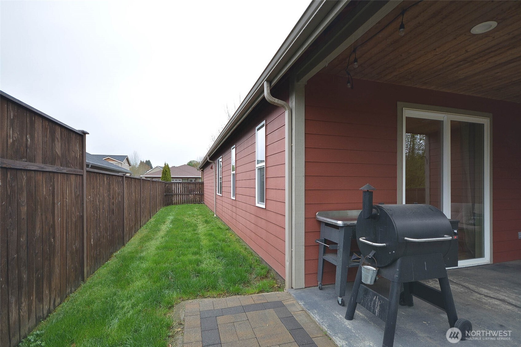 259 Parkside Loop Chehalis, WA 98532 - Photo 36 of 39 a backyard of a house with table and chairs