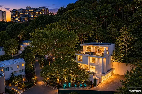 $3,588,000 | 31 A Casta Lane, Edgewater, NJ 07020