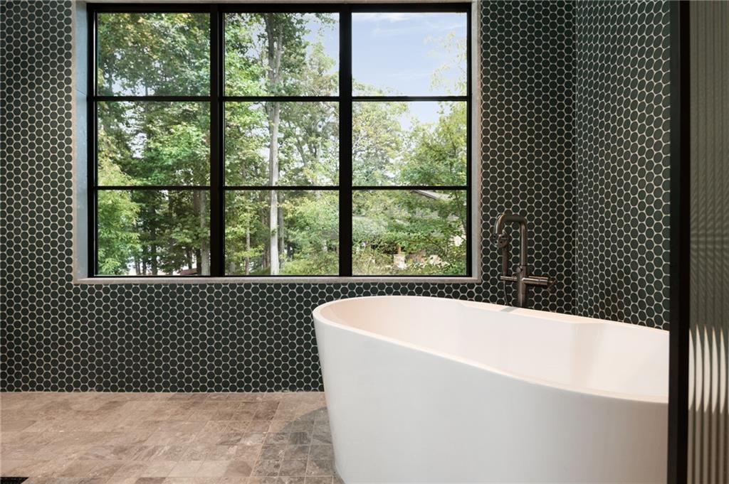725 Rocky Point Drive Morganton, GA 30560 - Photo 86 of 157 a bathroom with a bathtub
