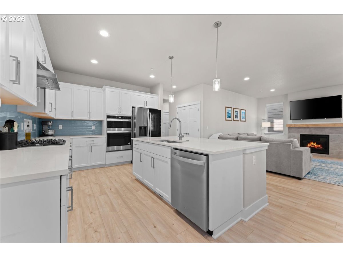 8485 Southwest 176th Avenue Beaverton, OR 97007 - Photo 5 of 40 Kitchen