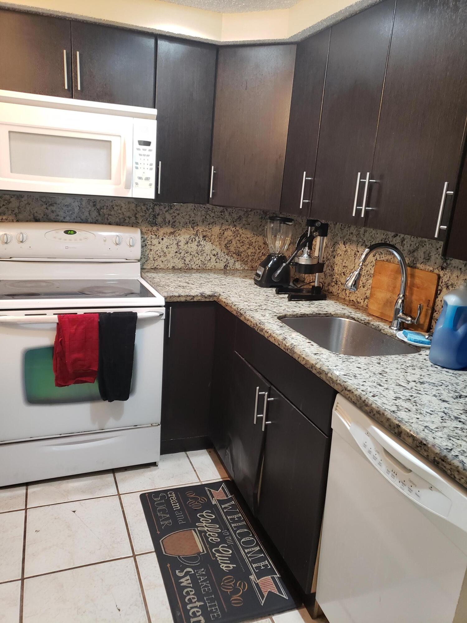 618 Northwest 13th Street, Unit 18 Boca Raton, FL 33486 - Photo 3 of 13 Kitchen