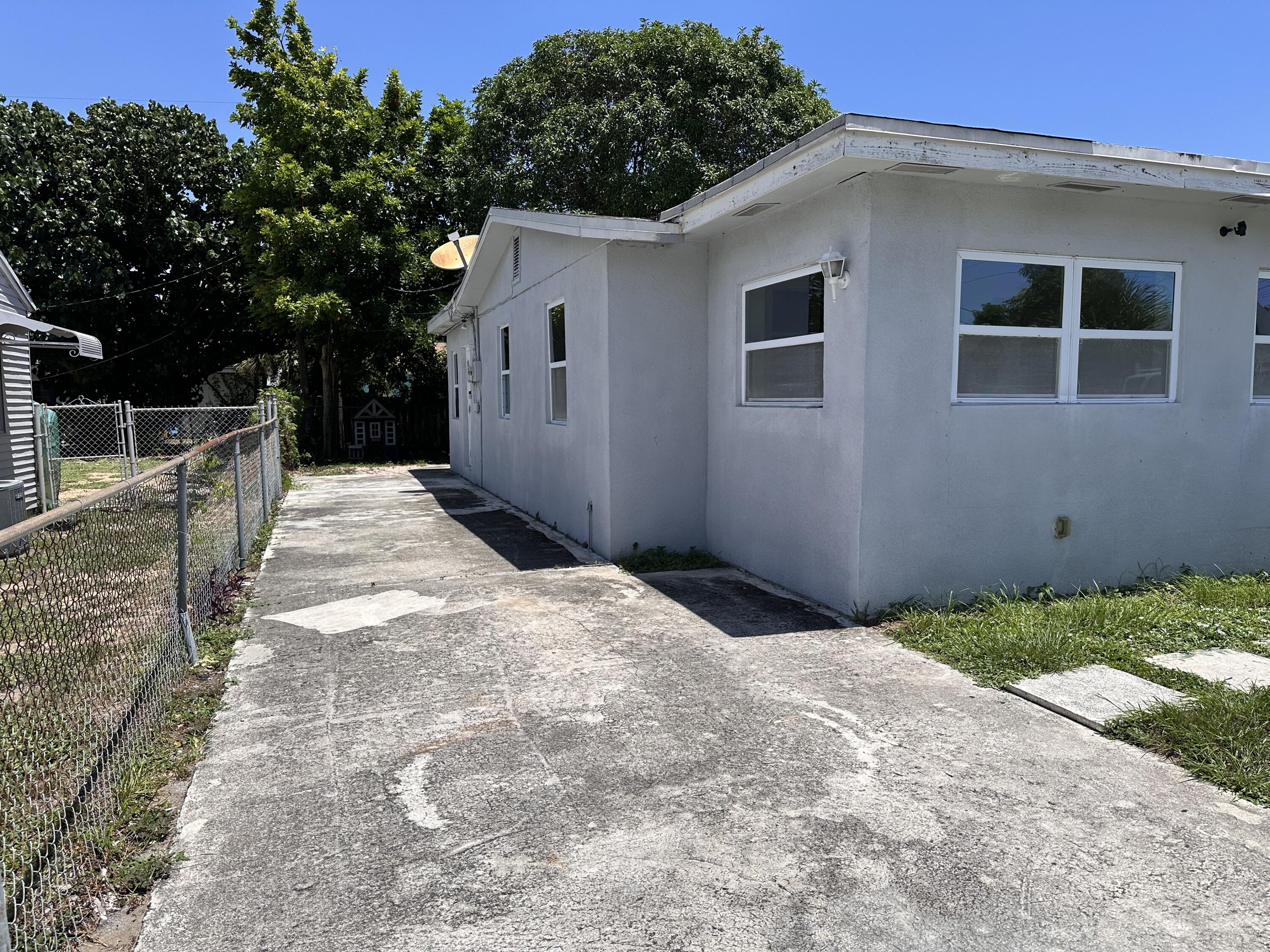 840 West 1st Street Riviera Beach, FL 33404 - Photo 4 of 24 Side View