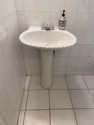 $3,400 | 8950 Collins Avenue, Unit 7, Surfside, FL 33154