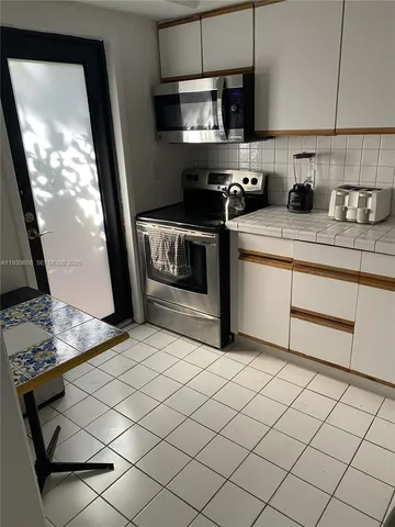 $3,400 | 8950 Collins Avenue, Unit 7, Surfside, FL 33154