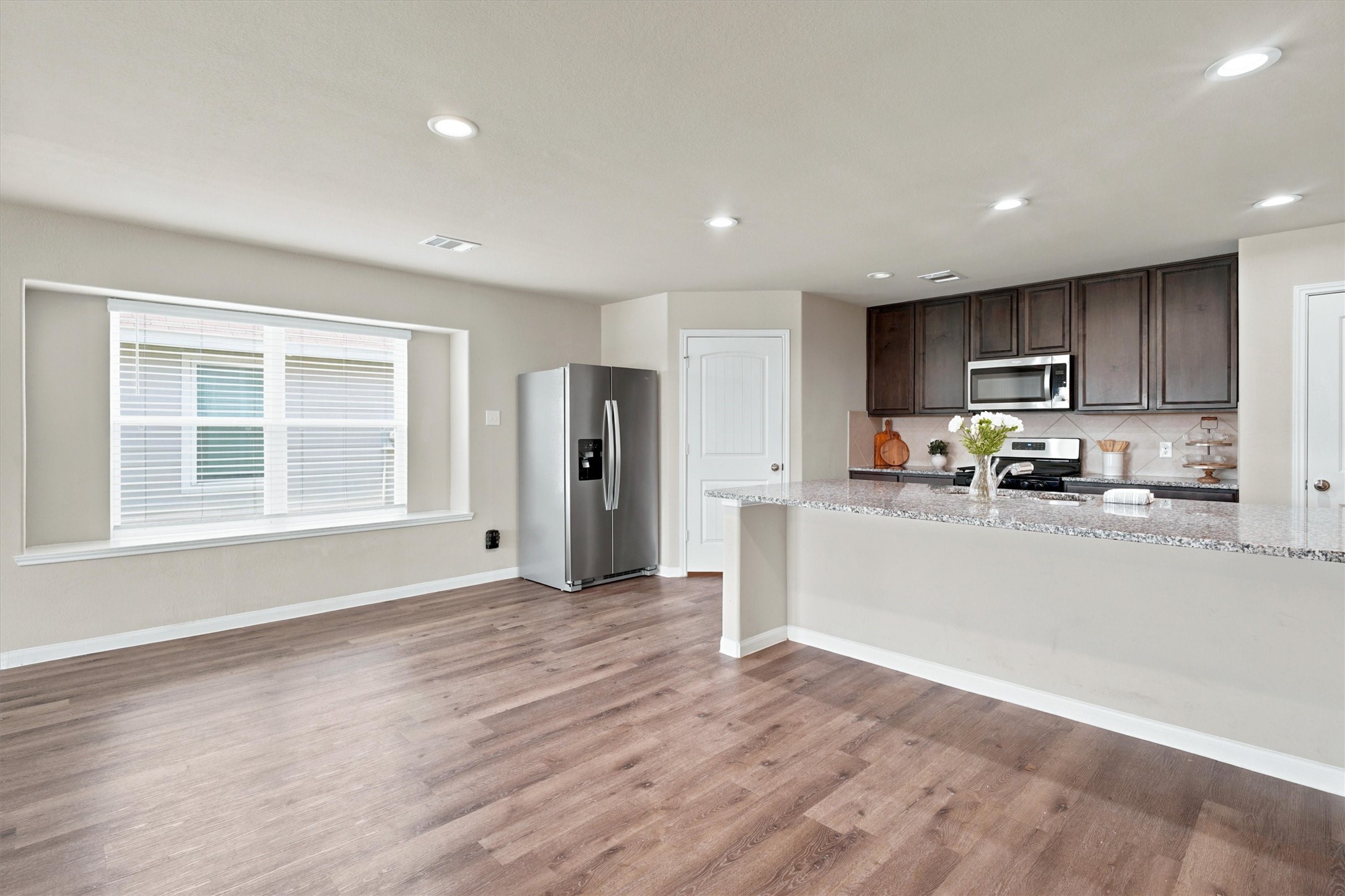 5334 Brooklyn Rose Drive Rosharon, TX 77583 - Photo 5 of 21 Kitchen is open to the family/dining room