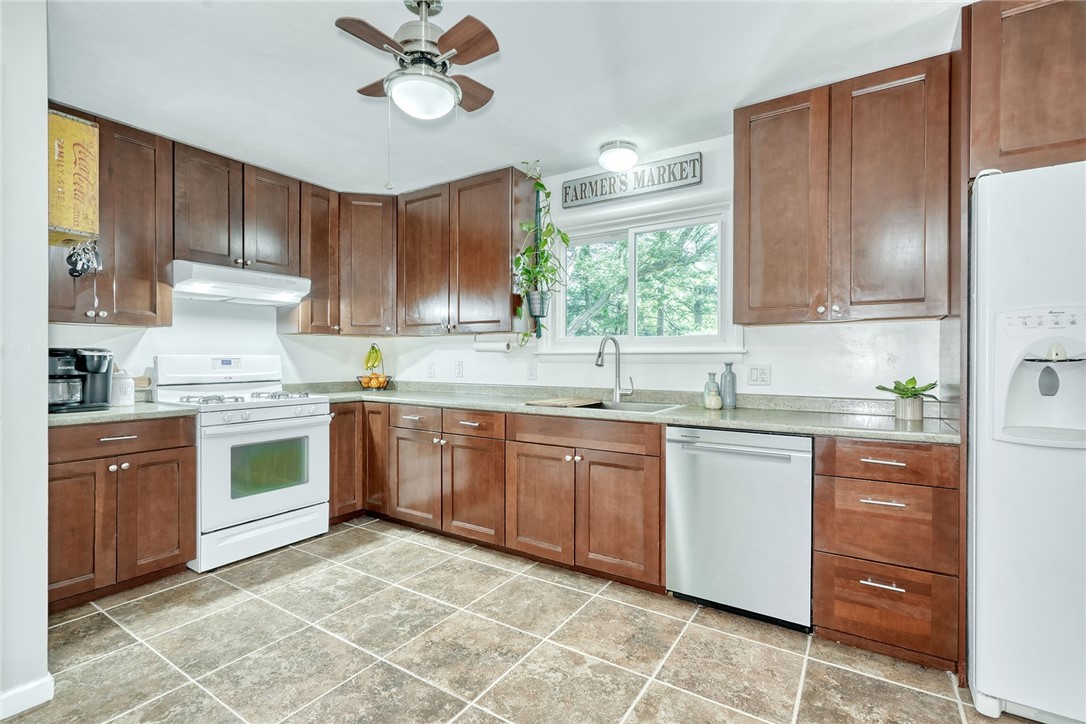 1038 Whalen Road Penfield, NY 14526 - Photo 15 of 46 Wide open kitchen with plenty of eat in space. Qua