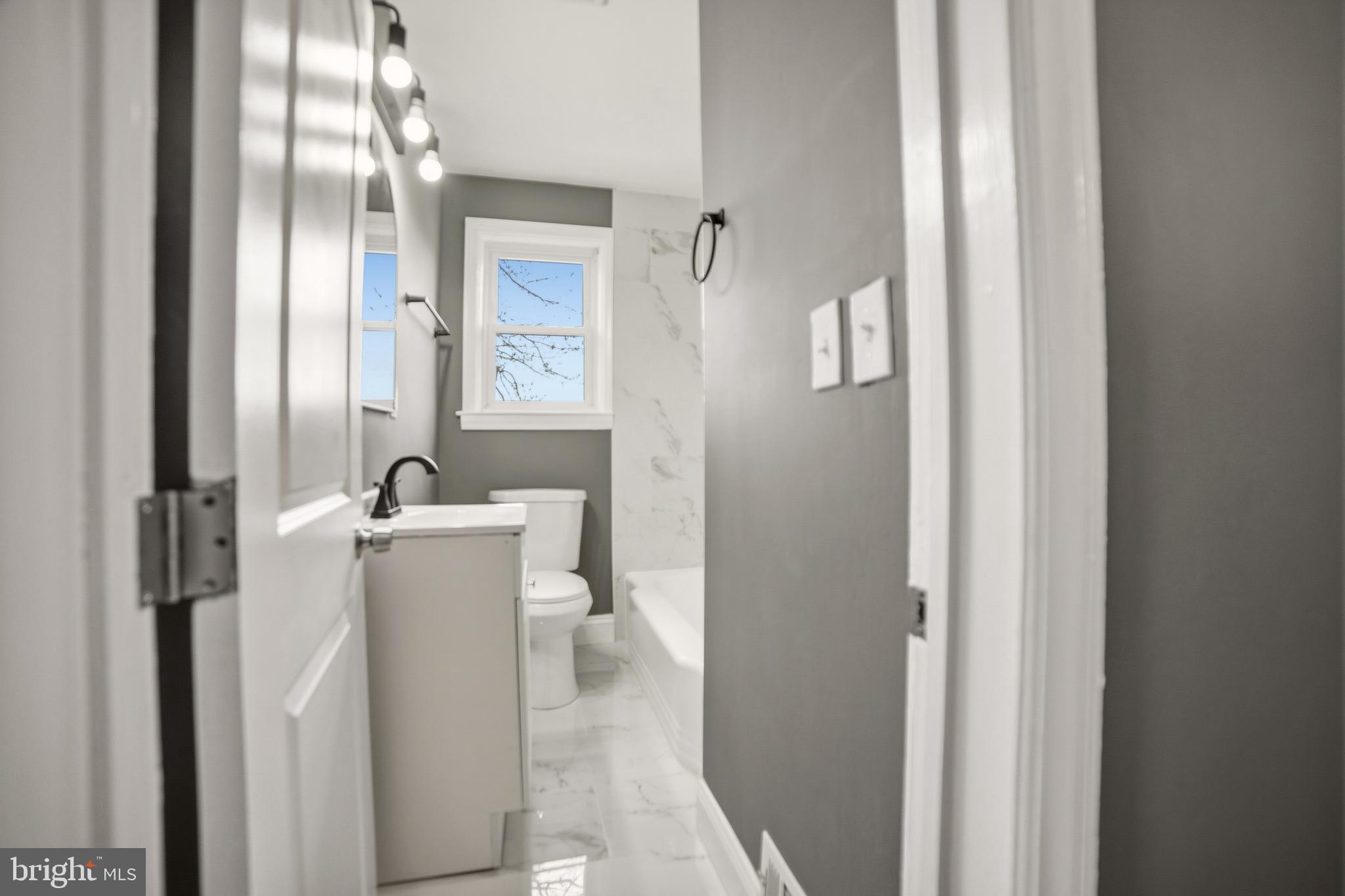 4434 Manorview Road Baltimore, MD 21229 - Photo 11 of 34 Bathroom 1 Top Level